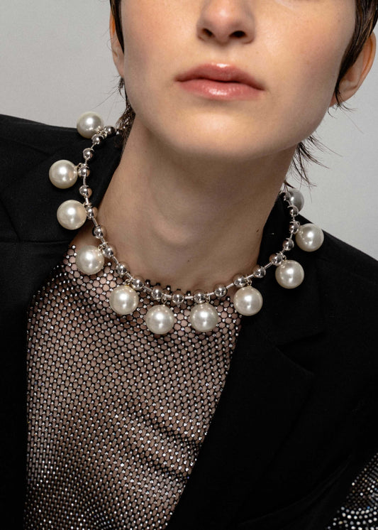 Bellatrix necklace: rhodium-plated chain, resin pearl pendants. Fast shipping. 