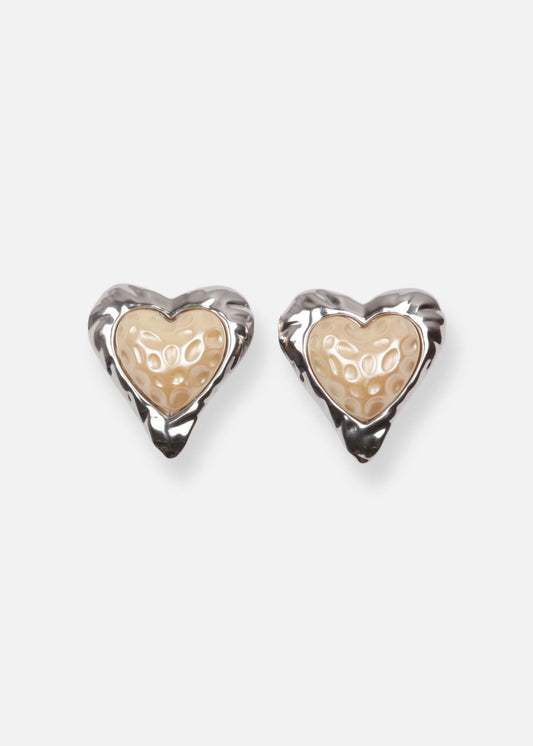 Vintage-inspired '80s glamour heart earrings. Rhodium-plated brass, resin pearl, lightweight. 