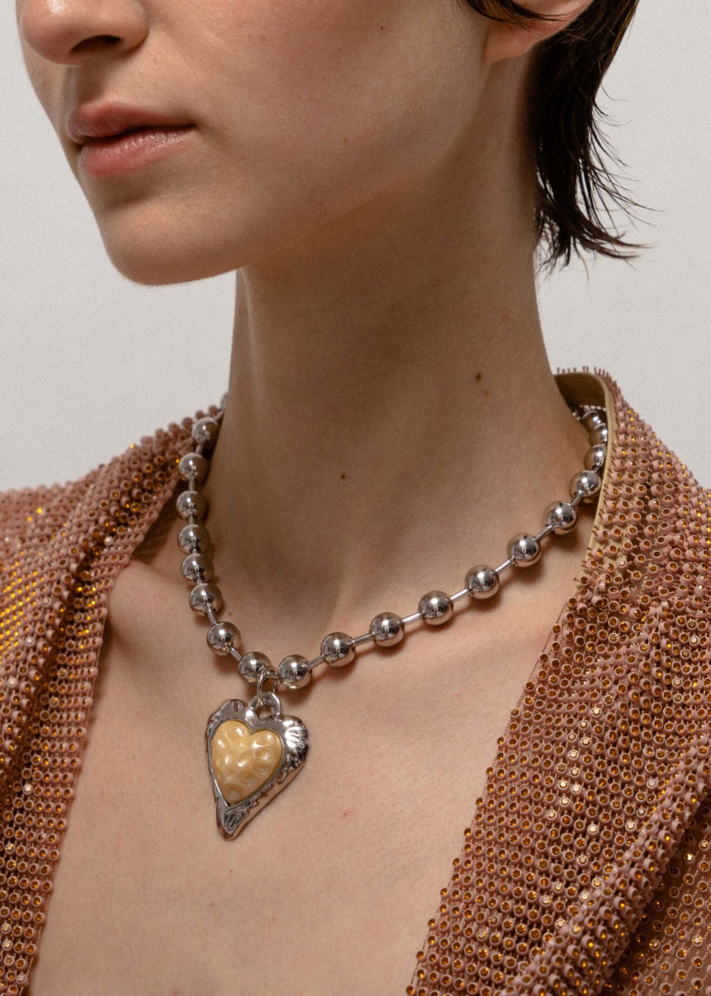 Discover Penny Lane necklace: ball chain, resin pearl heart, rhodium-plated brass. Handmade elegance!