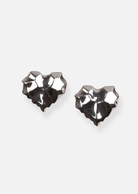 Earrings with '80s-inspired glamour, handcrafted from rhodium-plated brass. Support sustainability with your purchase!