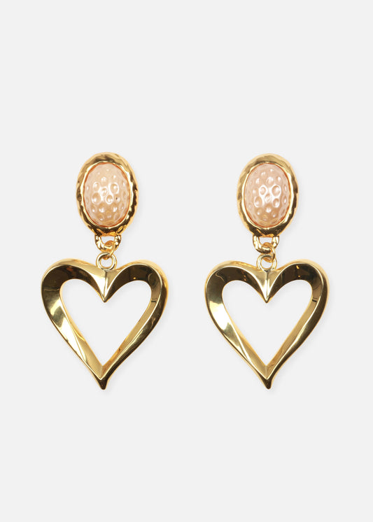 Get '80s glamour with our vintage-inspired pearl heart earrings. Rhodium-plated brass, resin pearls, clip-on style for comfort!